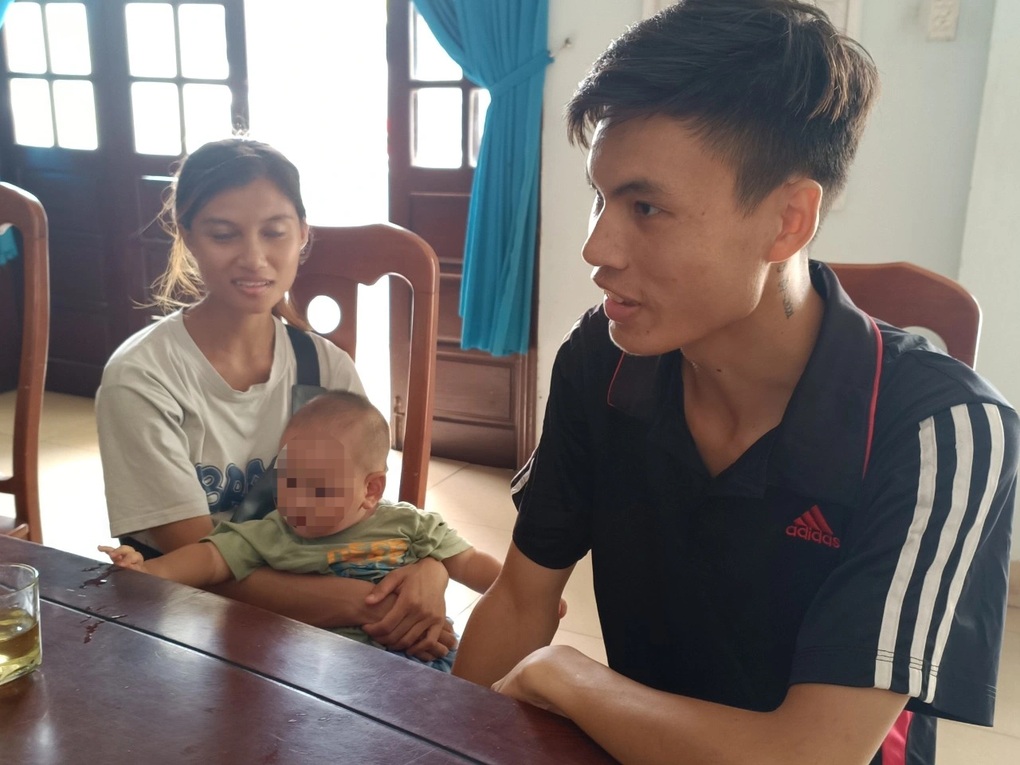 Bị quỵt lương, vợ chồng ôm con đi bộ về quê: Sáng xin ăn, đêm ngủ lề đường - 1 Bị quỵt lương, vợ chồng ôm con đi bộ về quê: Sáng xin ăn, đêm ngủ lề đường - 1
