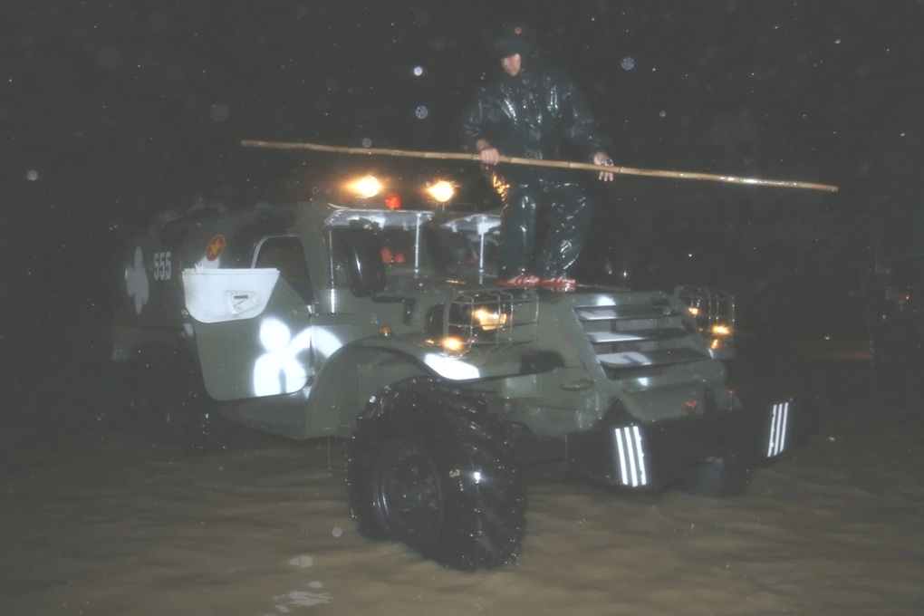 Xe thiết giáp xuyên đêm giải cứu người dân vùng lũ - 1