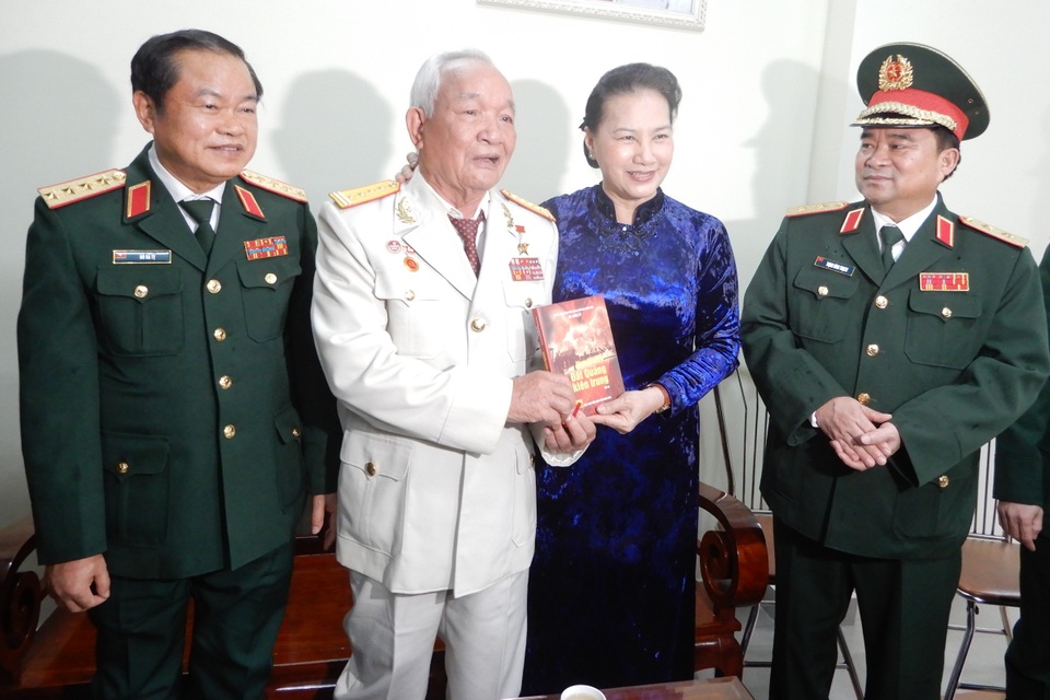 Chủ tịch Quốc hội thăm các gia đình chính sách tại Đà Nẵng - 2 Chủ tịch Quốc hội thăm các gia đình chính sách tại Đà Nẵng - 2