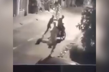 Nhóm thanh thiếu niên chặn đường cướp xe máy bị camera ghi hình