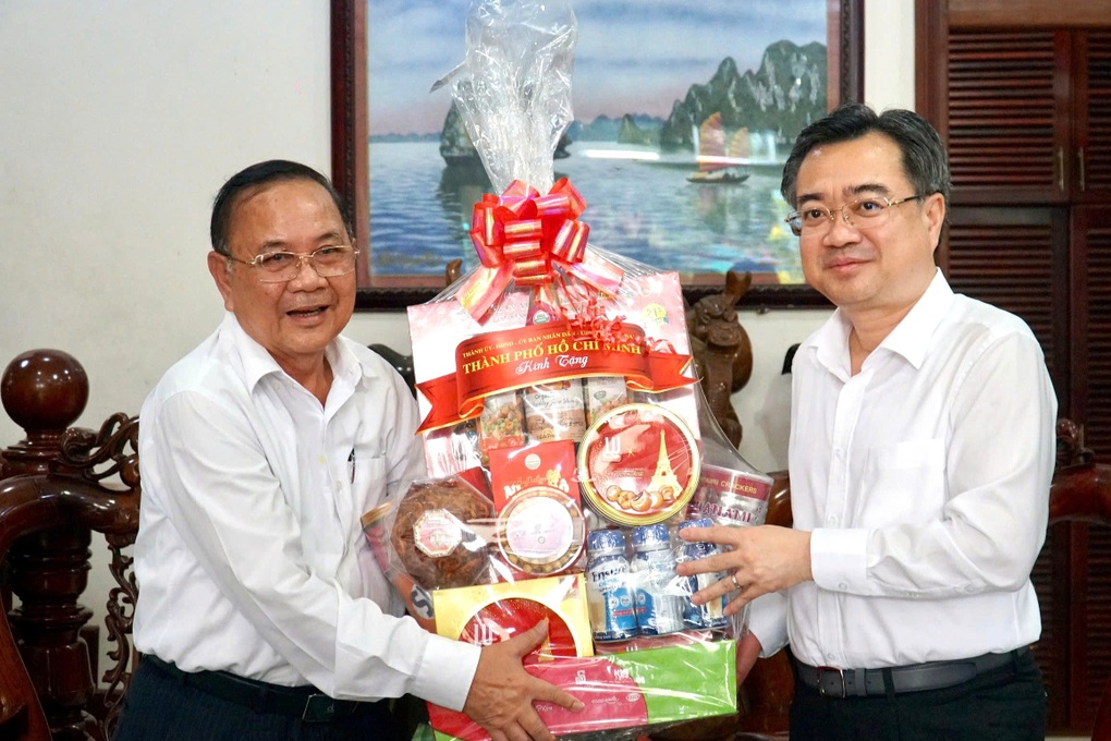 Ông Nguyễn Thanh Nghị thăm tướng lĩnh công an, quân đội - 1 Ông Nguyễn Thanh Nghị thăm tướng lĩnh công an, quân đội - 1