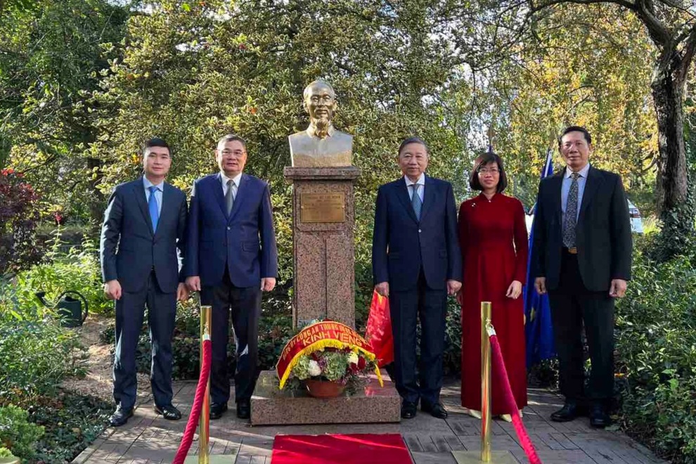 Bộ trưởng Công an đặt vòng hoa viếng Chủ tịch Hồ Chí Minh tại Pháp - 1 Bộ trưởng Công an đặt vòng hoa viếng Chủ tịch Hồ Chí Minh tại Pháp - 1