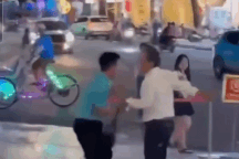 Người đàn ông tấn công, dùng điện thoại đập vào đầu tài xế taxi trên đường