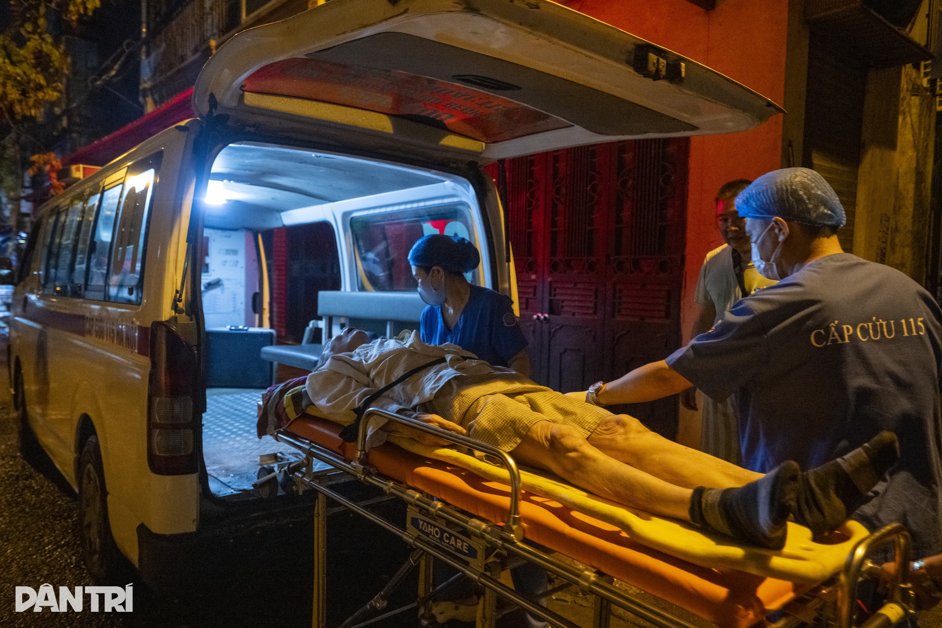 Hà Nội: Những chiến binh chạy đua với bão, xuyên đêm mưa gió cứu người - 8 Hà Nội: Những chiến binh chạy đua với bão, xuyên đêm mưa gió cứu người - 8