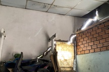 Hàng chục hộ dân ở TPHCM thấp thỏm sống trong những căn nhà nứt toác