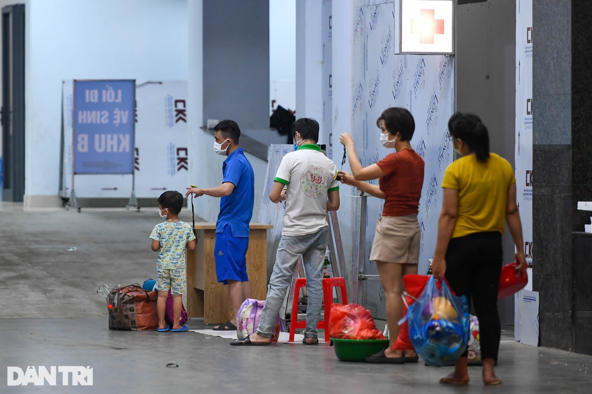 500 bệnh nhân Covid-19 hành quân xuyên đêm vào BV dã chiến tỉnh Bắc Giang - 6 500 bệnh nhân Covid-19 hành quân xuyên đêm vào BV dã chiến tỉnh Bắc Giang - 6