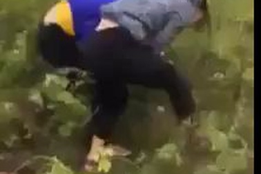 Clip ghi lại cảnh 4 nữ sinh đánh nhau