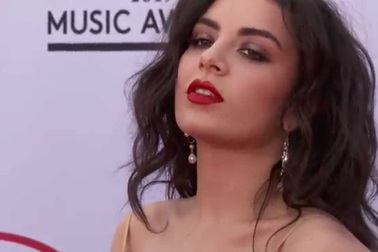 Charli XCX khoe dáng quyến rũ