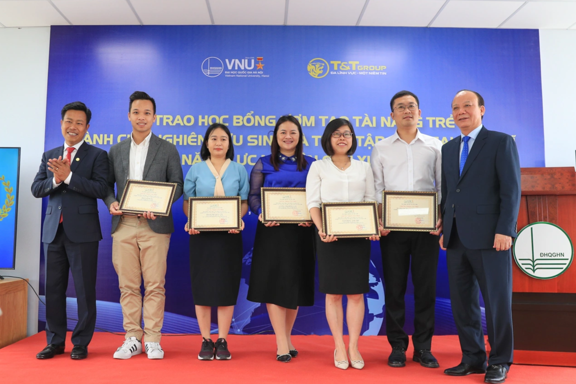 ĐHQGHN trao học bổng ươm tạo tài năng trẻ trị giá 120 triệu đồng/người - 1 ĐHQGHN trao học bổng ươm tạo tài năng trẻ trị giá 120 triệu đồng/người - 1