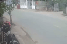 Xe Mazda lao như tên bắn, húc đổ tường nhà bên đường, rụng bánh