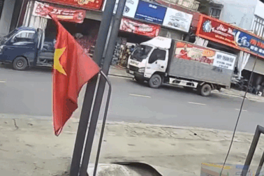 Xe tải lao vào ô tô đỗ bên đường gây tai nạn liên hoàn, người đi bộ gặp nạn