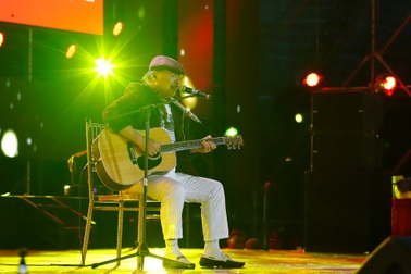 Nhạc sĩ Trần Tiến biểu diễn trước 30.000 khán giả sau thời gian ung thư