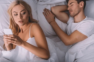 Tôi choáng váng khi nhìn thấy cách chồng lưu tên mình trong điện thoại