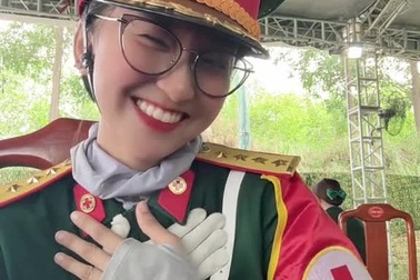 Nhan sắc xinh đẹp gây sốt của nữ chiến sĩ hai lần tham gia diễu binh