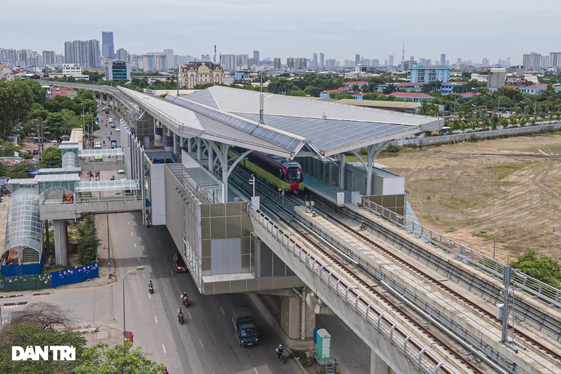 Cỏ cây mọc um tùm trên đại công trường dự án metro Nhổn - ga Hà Nội - 16 Cỏ cây mọc um tùm trên đại công trường dự án metro Nhổn - ga Hà Nội - 16