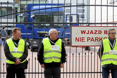 Nga triệu tập nhà ngoại giao Ba Lan để phản đối vụ tịch thu trường học