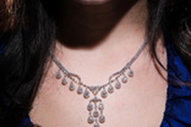 Mất chức vì sờ ngực phụ nữ