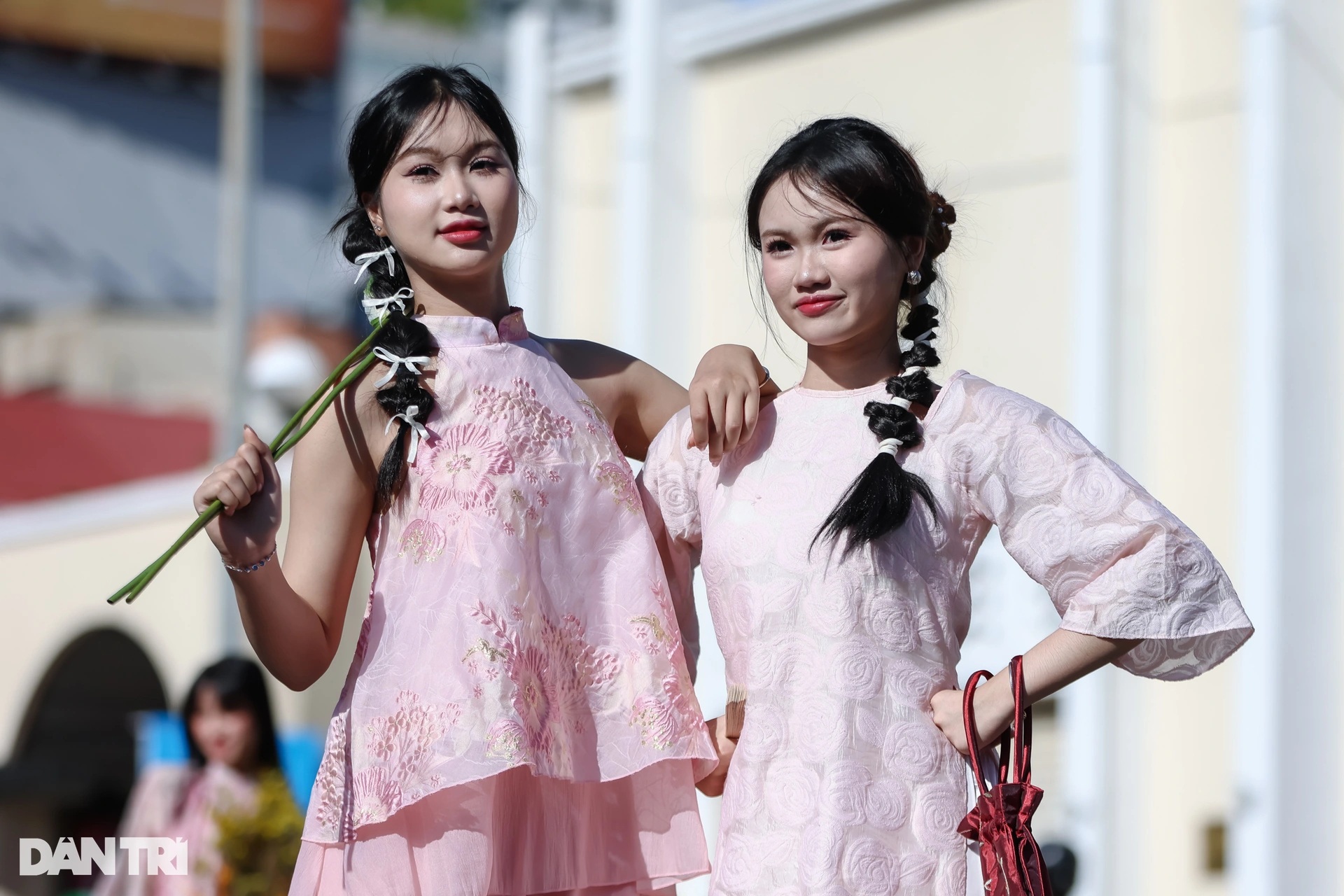 Nàng thơ xúng xính áo dài xuống phố chụp ảnh đón Tết sớm - 3 Nàng thơ xúng xính áo dài xuống phố chụp ảnh đón Tết sớm - 3