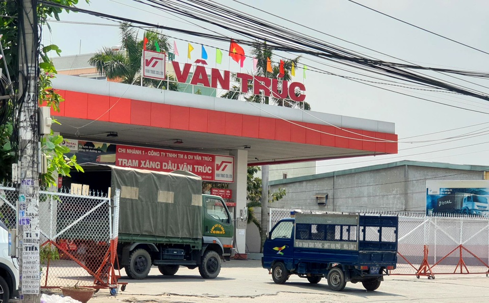 Niêm phong hàng loạt cây xăng nghi liên quan vụ 2,7 triệu lít xăng giả - 2 Niêm phong hàng loạt cây xăng nghi liên quan vụ 2,7 triệu lít xăng giả - 2