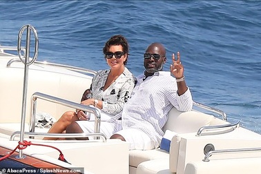 Mẹ cô Kim rạng rỡ đi nghỉ hè cùng bạn trai kém 25 tuổi