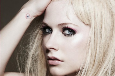 Avril Lavigne thiết kế quần áo trẻ em