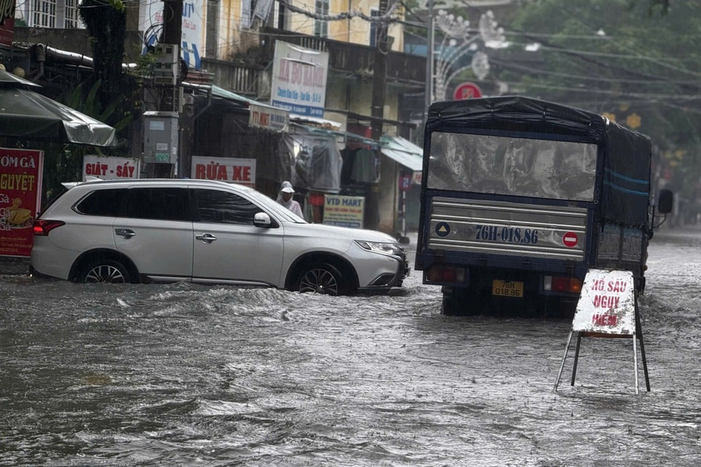 Mưa lớn trở lại, nhiều nơi ở Quảng Ngãi nguy cơ “lũ chồng lũ” - 2