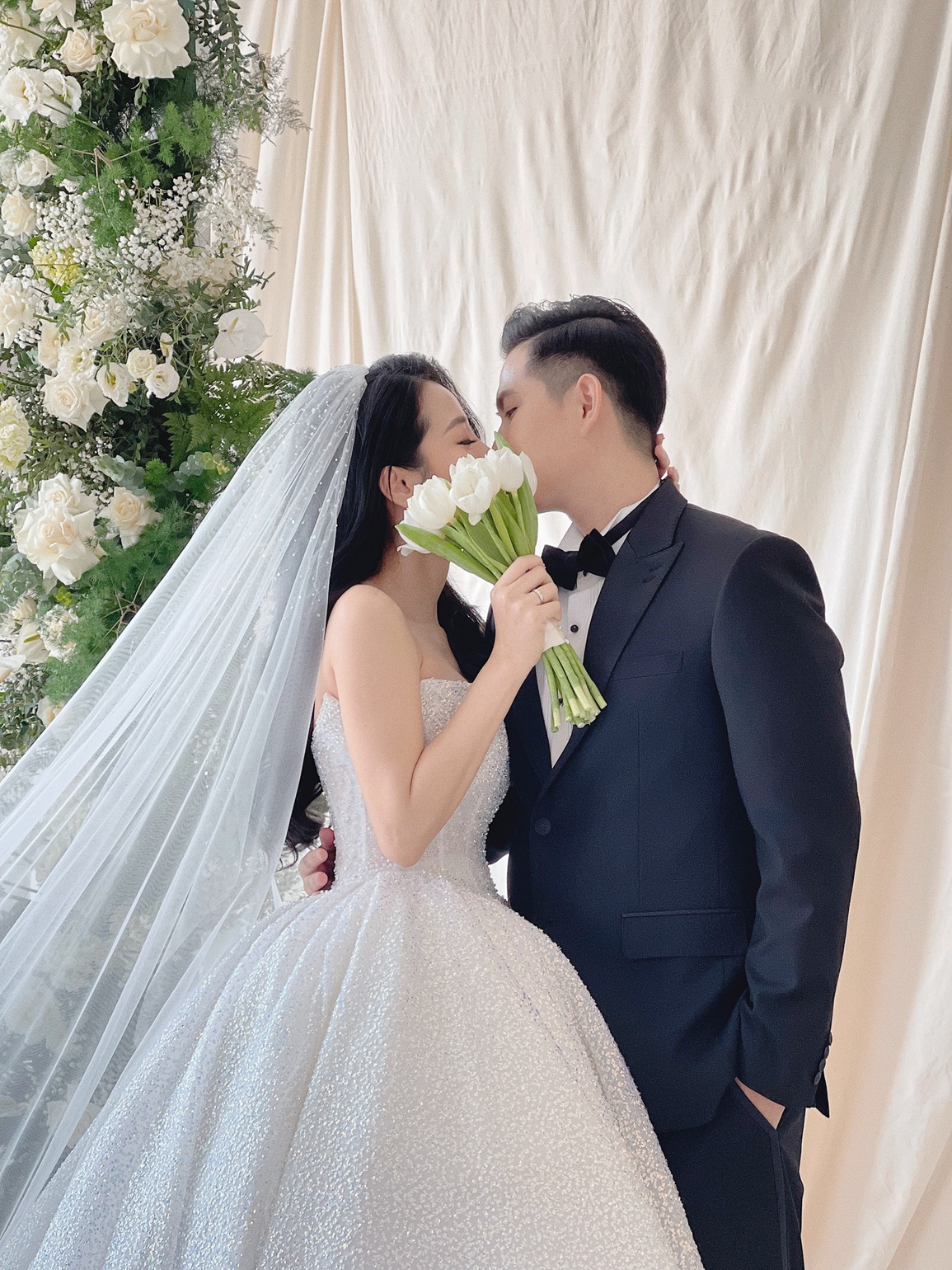 Tiểu tam trong loạt MV của Hương Giang khoe ảnh cưới với chồng doanh nhân - 6 Tiểu tam trong loạt MV của Hương Giang khoe ảnh cưới với chồng doanh nhân - 6