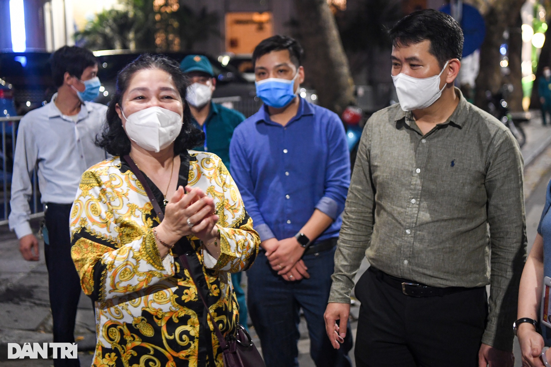 Hàng nghìn người đổ về phố đi bộ, hồ Gươm đông vui trở lại dịp cuối tuần - 6 Hàng nghìn người đổ về phố đi bộ, hồ Gươm đông vui trở lại dịp cuối tuần - 6