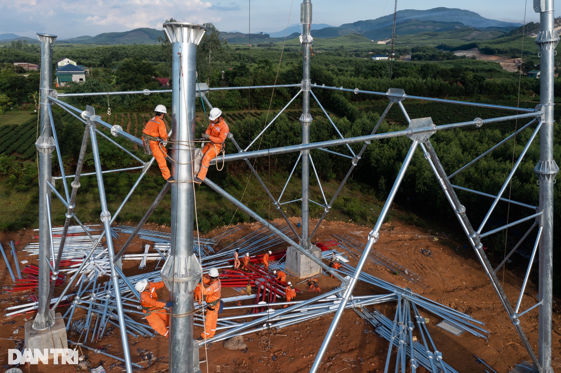 Những chú ong thợ trên đường dây 500kV mạch 3 - 13 Những chú ong thợ trên đường dây 500kV mạch 3 - 13