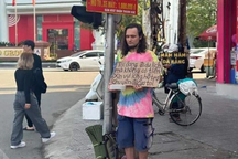 Nhiều khách Tây "dạt" sang Việt Nam vừa du lịch, vừa xin tiền