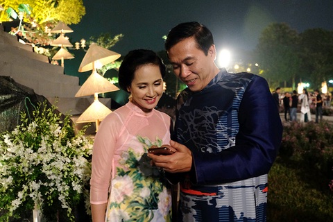 Hình ảnh nghệ sĩ nổi tiếng ở hậu trường Festival Áo dài Hà Nội 2016