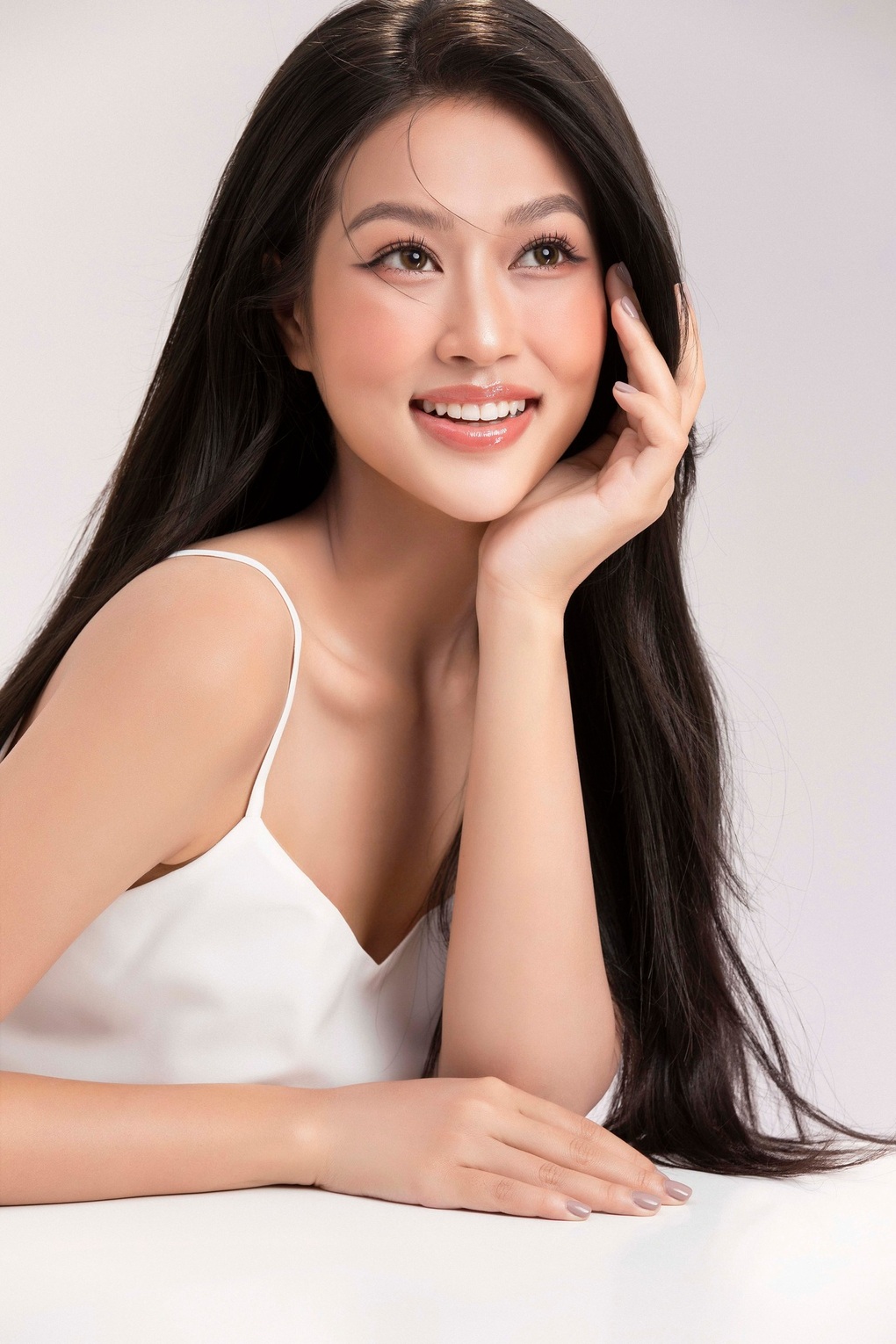 Hoa hậu Thiên Ân: Nhan sắc thăng hạng, nghi vấn hẹn hò nam diễn viên - 9 Hoa hậu Thiên Ân: Nhan sắc thăng hạng, nghi vấn hẹn hò nam diễn viên - 9