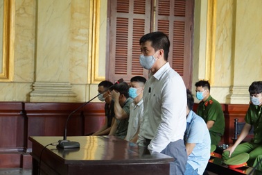 Cựu đội phó cảnh sát hình sự bất ngờ nhận tội tổ chức đánh bạc