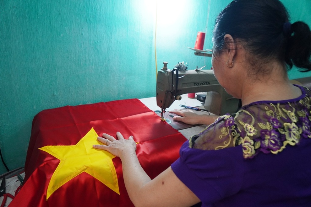 Gia đình 3 thế hệ gần 40 năm may cờ Tổ quốc - 5 Gia đình 3 thế hệ gần 40 năm may cờ Tổ quốc - 5