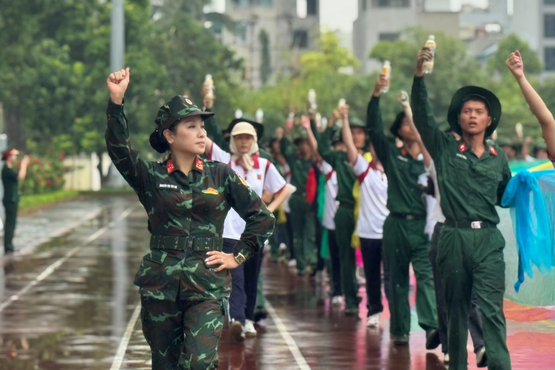 Tổng đạo diễn khối nghi trượng A80: Nữ Đại tá 3 lần vinh dự tham gia đại lễ - 1