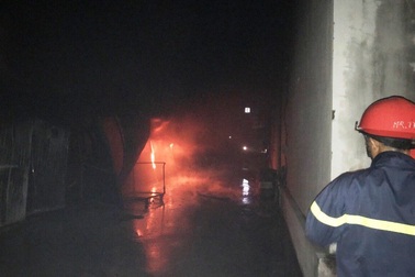 Cháy lớn tại xưởng sản xuất nệm mút, công nhân cùng lao vào dập lửa