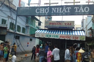 Tiểu thương chợ Nhật Tảo chạy tán loạn vì cháy