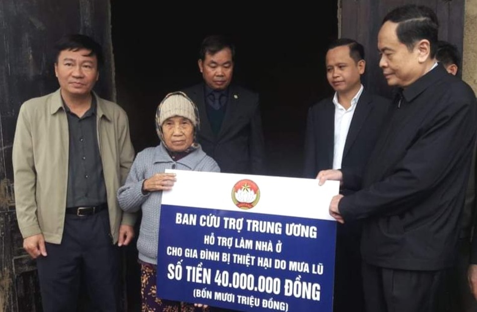 Chủ tịch Ủy ban MTTQ Việt Nam thăm, tặng quà người dân vùng lũ Quảng Trị - 2 Chủ tịch Ủy ban MTTQ Việt Nam thăm, tặng quà người dân vùng lũ Quảng Trị - 2