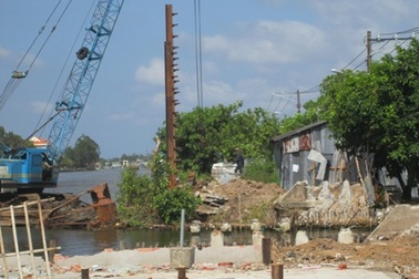 Cưỡng chế nhà dân để xây cầu "né" nhà chị ruột Chủ tịch thị trấn?