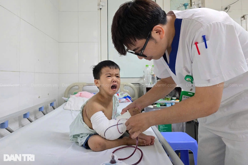 Mẹ góa khẩn cầu sự sống cho con trai 2 tuổi mắc bệnh hiểm - 1 Mẹ góa khẩn cầu sự sống cho con trai 2 tuổi mắc bệnh hiểm - 1