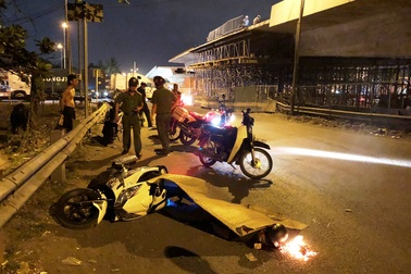 Người đàn ông tử vong cạnh xe máy, nghi bị xe tông