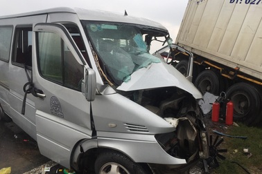 Ô tô 16 chỗ tông container, 2 người tử vong tại chỗ