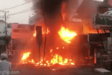 Trạm điện bốc cháy ngùn ngụt lan sang showroom ô tô