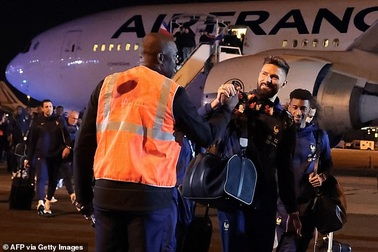 Đội tuyển Pháp về nước, nhiều tuyển thủ không giấu được nỗi buồn