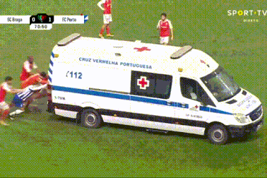 Cầu thủ hợp sức đẩy xe cứu thương ra khỏi sân