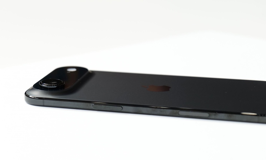 Trên tay iPhone Air siêu mỏng và iPhone 17 Pro thiết kế mới - 5 Trên tay iPhone Air siêu mỏng và iPhone 17 Pro thiết kế mới - 5