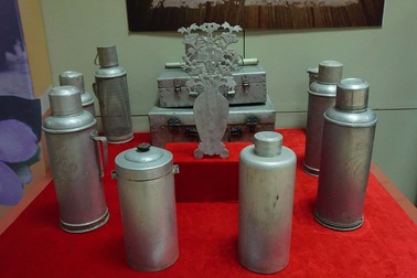 Ngắm những bình hoa, phích nước được bộ đội chế tác từ vũ khí của địch