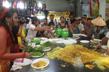 Cần Thơ: Người dân chen chân xem bánh xèo kỷ lục