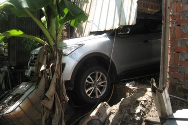 Ông chủ lái xe, tông nhân viên bay xuống ruộng