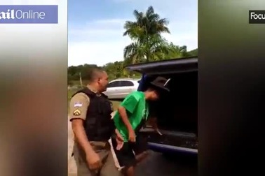 Video: Bị dao đâm xuyên đầu, tù nhân Brazil vẫn tỉnh táo như thường